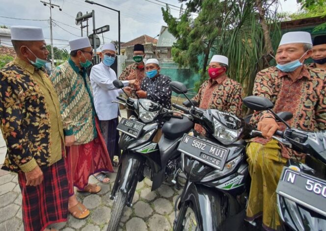 
Ketua Fraksi Nasdem Jatim Beri Bantuan Puluhan Motor untuk MUI Kabupaten Pasuruan