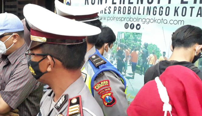 
Polres Probolinggo Kota Ungkap Pelaku Video Viral Mobil Ngebut di Genangan Banjir