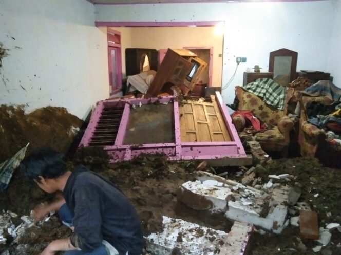 
Longsor di Tosari Sebabkan 4 Rumah Warga Rusak