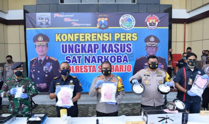 
Petugas Gabungan Ringkus Dua Pengedar Narkotika Jaringan Mancanegara di Bandara Juanda
