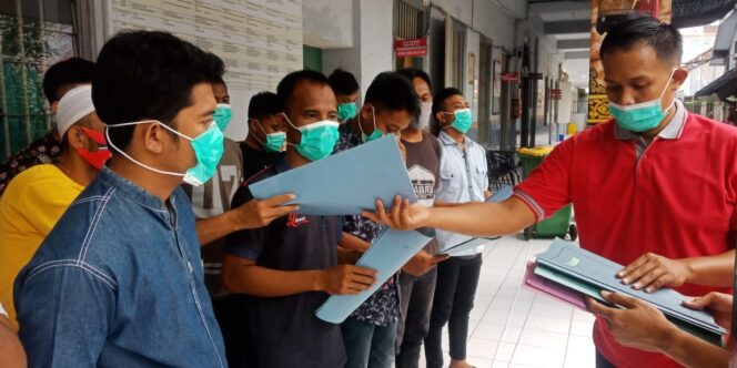 
Belasan Warga Binaan Lapas Pasuruan Langsung Sujud Syukur Saat Mendapatkan Asimilasi