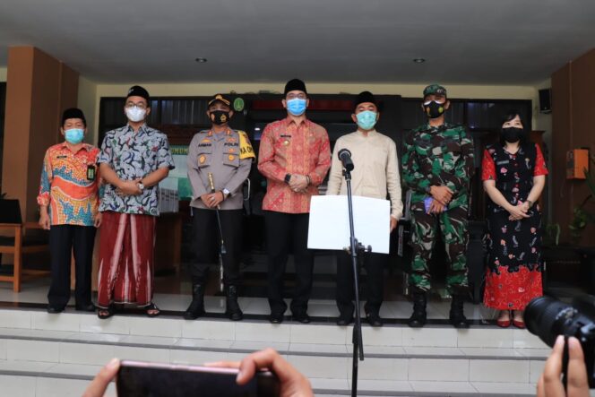 
Walikota Bersama 10 Pejabat Publik Kota Pasuruan Disuntik Vaksin