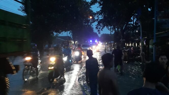 
Banjir Langganan Datang Macetkan Jalur Pantura Probolinggo