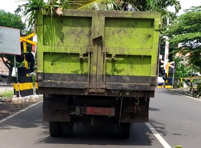 
Ramai di Medsos! Truk Milik DLH Roda Belakangnya Hilang Satu Tetap Angkut Sampah