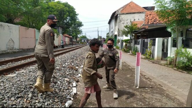 
Pol PP Kota Probolinggo Amankan ODGJ yang Ngamuk Lempari Warga
