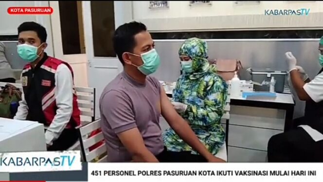 
Cegah Covid, Ratusan Polisi di Kota Pasuruan Divaksin
