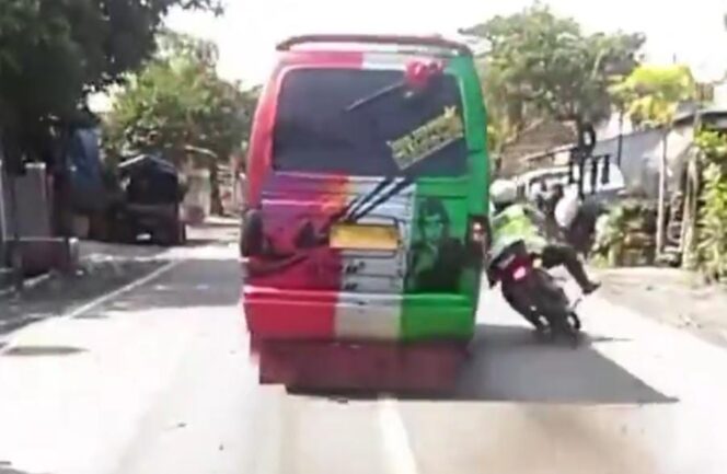 
Viral, Sopir MPU Ugal-ugalan Serempet Polisi hingga Terjatuh