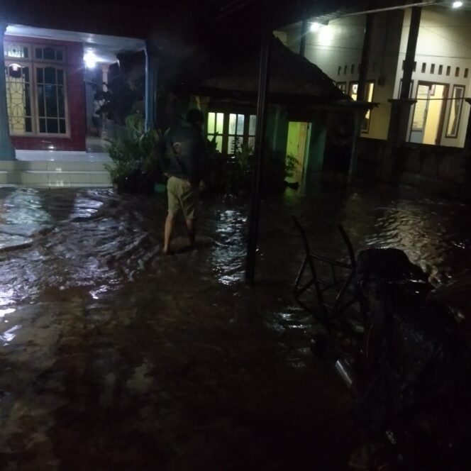 
Sungai Welang Meluap, Air Masuk ke Pemukiman Warga