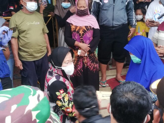 
Datang ke Lokasi Banjir Bandang Kepulungan, Mensos Risma Beri Santunan Kematian