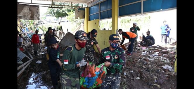 Ratusan Banser Bangil Gotong Royong Bersihkan Sisa-sisa Banjir Kepulungan