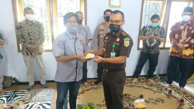 
Potong Kue Warnai Peringatan HPN 2021 di Pasuruan