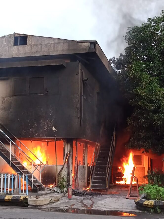 
Gudang PT Eks Kertas Leces di Probolinggo Terbakar