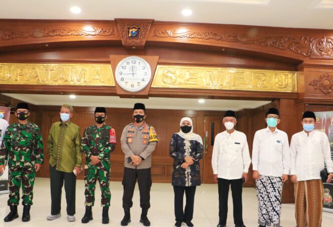 
Gubernur Khofifah Bersama Forkopimda Jatim Canangkan Gerakan Santri Bermasker