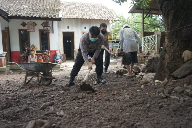 
Banjir Kiriman Bromo Surut, Puluhan Personil Polres Probolinggo Bantu Warga Kerja Bhakti