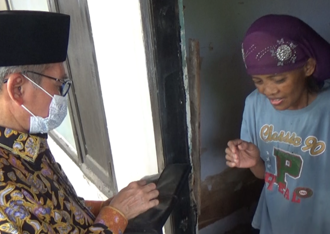 
Kisah Sedih Seorang Anak Yatim Piatu di Probolinggo yang Hidup Serba Memprihatinkan Bersama Neneknya