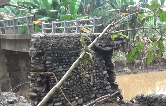 
Jembatan Penghubung 4 Desa di Probolinggo Putus Dihantam Banjir Besar