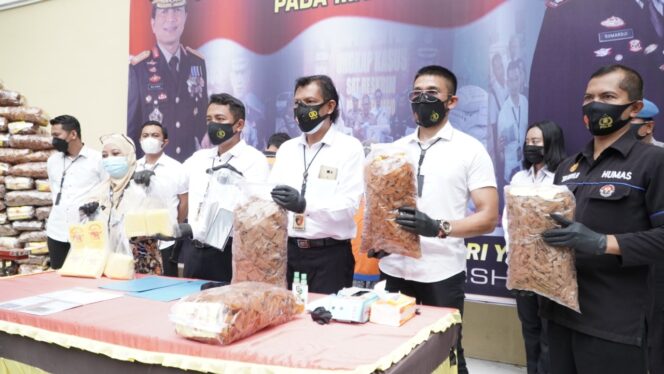 
Satreskrim Polresta Sidoarjo Amankan Pasutri Pembuat Krupuk Tahu Berbahan Boraks