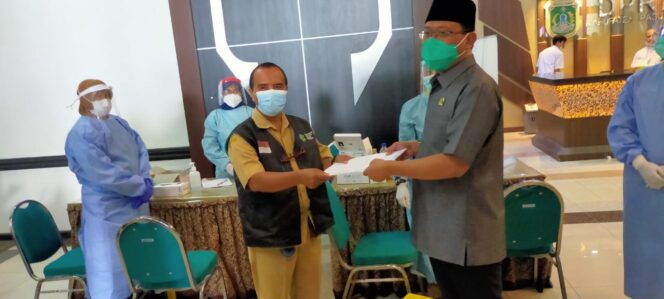
Ratusan Anggota DPRD Kabupaten Pasuruan Divaksin Covid-19 Tahap Pertama