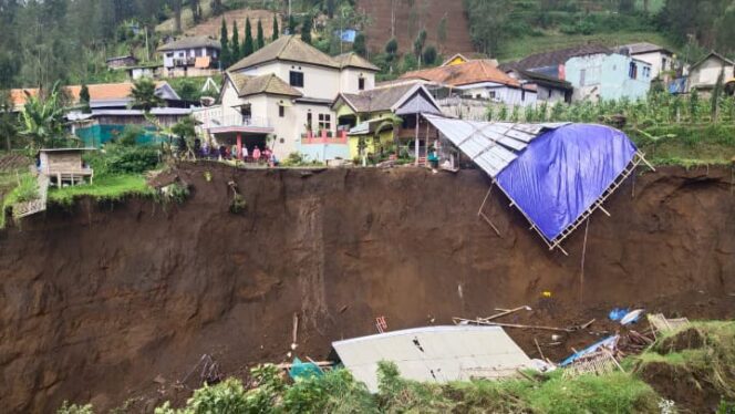 
Pemukiman Warga di Lereng Bromo Longsor
