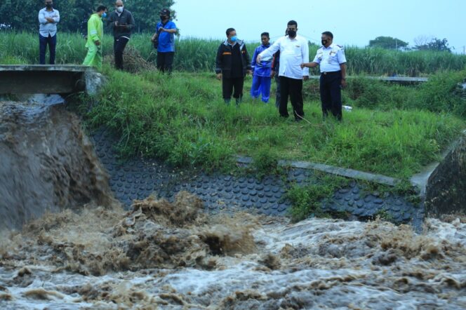 
Antisipasi Banjir, Wali Kota Probolinggo Tinjau Fungsi Pintu Air Sungai