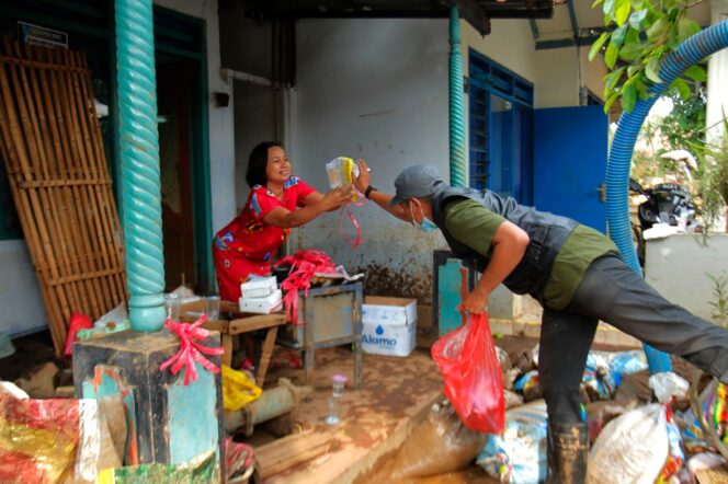 
Cerita Jurnalis Bantu Evakuasi Warga Terjebak Banjir