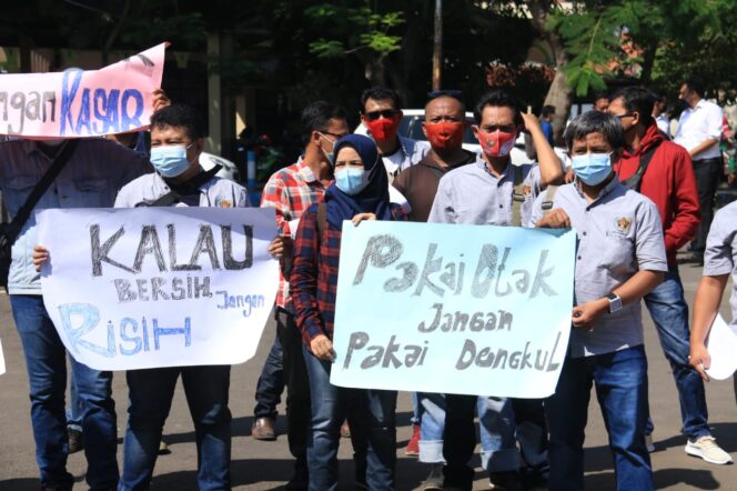 
PWI Pasuruan Turun Jalan Beri Dukungan Moral untuk Jurnalis Tempo Nurhadi