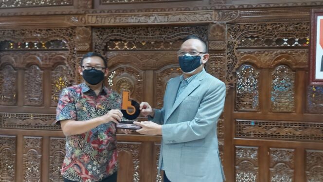 
Rayakan Ultah ke-15, Beritajatim.com Beri Penghargaan Unair