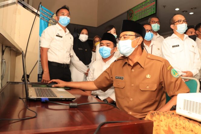 
Minimalisir Antrean Berobat, Gus Ipul Resmikan Aplikasi E New Purut dan Klinik Geriatri