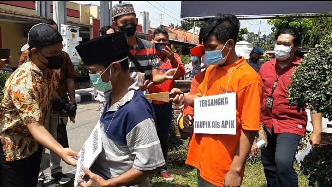 
30 Adegan Kasus Pembunuhan di Beji Diperagakan, Pelaku Ingin Memiliki Motor Korban