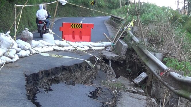 
Waspada! Jalur Menuju Wisata Bromo di Probolinggo Ambles