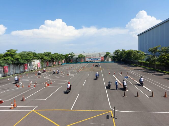 
Terapkan Prokes, MPM Honda Jatim Adakan Pelatihan Safety Riding di MPM Safety Riding Centre