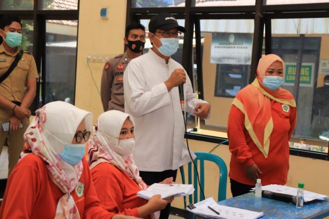 
Pastikan Tertib, Gus Ipul Tinjau Langsung Penyaluran BST Tahap IV di Kelurahan Purworejo