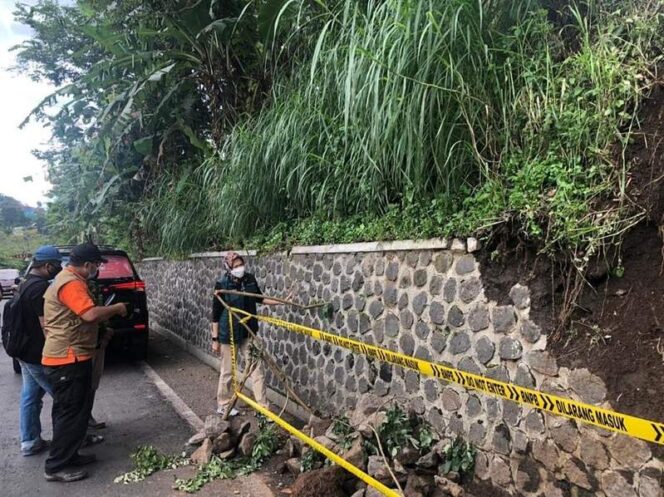 
Wali Kota Dewanti Rumpoko Tinjau Langsung Titik Banjir dan Longsor