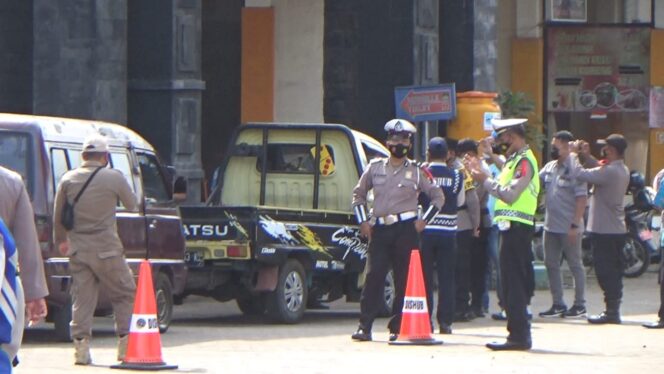 
Polres Probolinggo Kota Gelar Penyekatan Pemudik di Rest Area Tongas dan Exit Tol Muneng