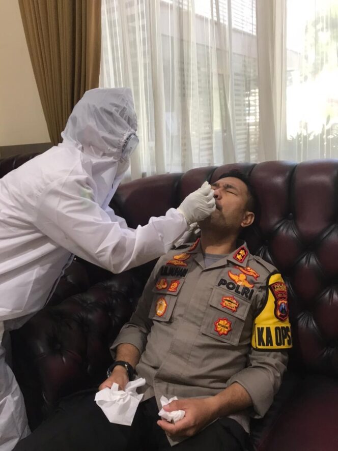 
Antisipasi Penularan Covid-19, Ratusan Anggota Polres Probolinggo Kota Jalani Swab PCR