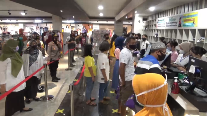 
Antisipasi Melonjaknya Kasus Covid 19, Petugas Sidak Keramaian Pertokoan Jelang Lebaran
