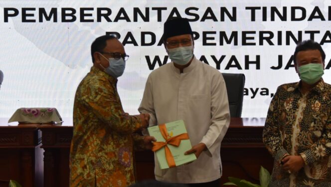 
Menuju Zona Integritas, Wali Kota Pasuruan Tandatangani Komitmen Bersama Pencegahan Korupsi