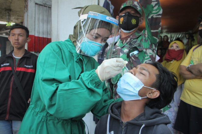 
Jelang Lebaran, Satgas Covid 19 Kota Probolinggo Gelar Swab Massal Ke Pembeli di Pertokoan
