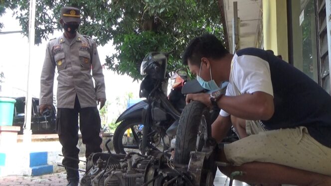 
Motor Dikunci Ganda, Maling Kakap di Probolinggo Jadi Sasaran Bogem Mentah Warga