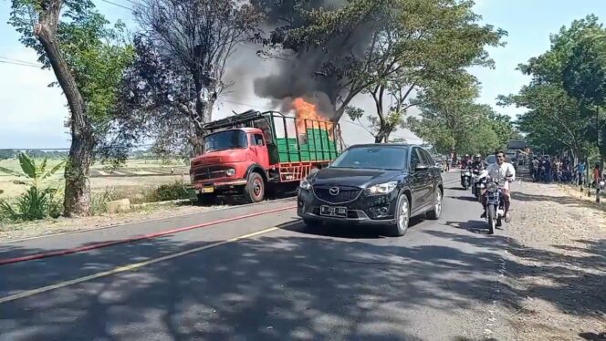
Angkut Tinner dan Kain, Truk Ini Tiba-tiba Terbakar