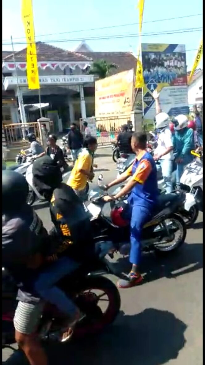 
Puluhan Pemuda Serang SMK di Probolinggo