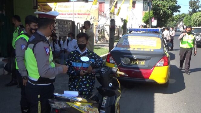 
Cegah Serangan Balasan, Satlantas Polres Probolinggo Kota Sweeping Pelajar