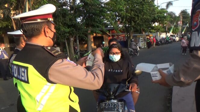 
Antisipasi Lonjakan Covid-19, Satlantas Polres Probolinggo Kota Gencar Edukasi 5M ke Pengguna Jalan