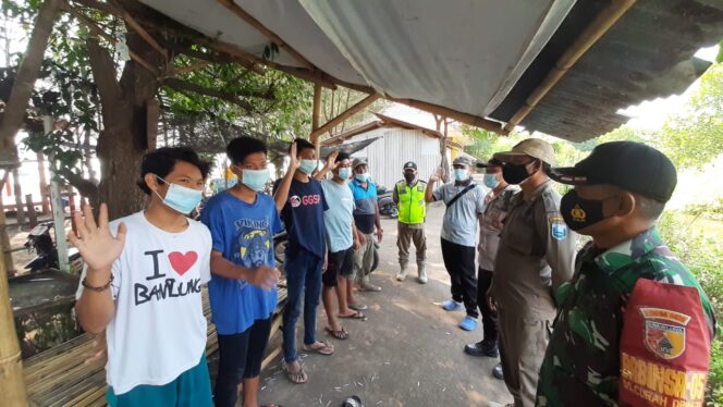 
Polsek Tongas Perketat Disiplin Protokol Kesehatan di Wisata Pantai Bahak