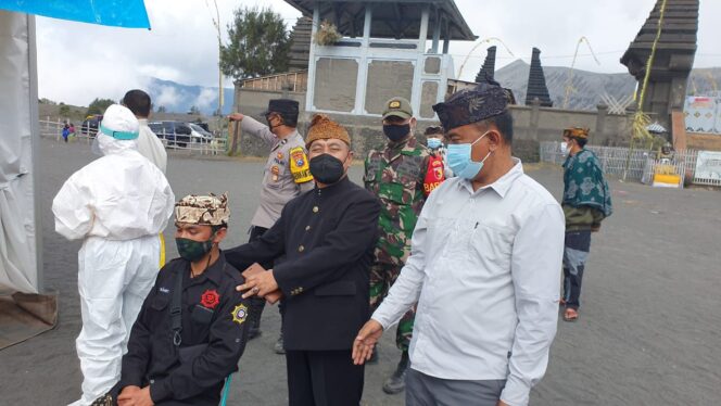 
Antisipasi Klaster Baru, Satgas Covid-19 Probolinggo Swab Massal di Lautan Pasir Gunung Bromo