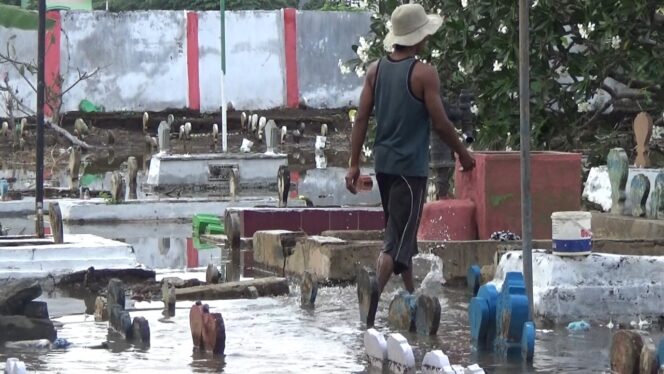 
Hujan Deras Semalam, TPU di Probolinggo Kebanjiran