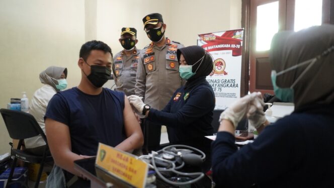 
Ribuan Masyarakat Antusias Ikuti Vaksin Gratis dari Polres Probolinggo Kota