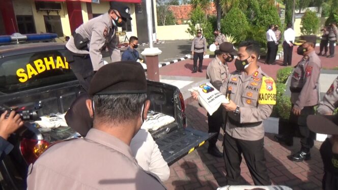 
Polres Probolinggo Beri Bantuan Beras dan Obat-obatan untuk Masyarakat Terdampak PPKM