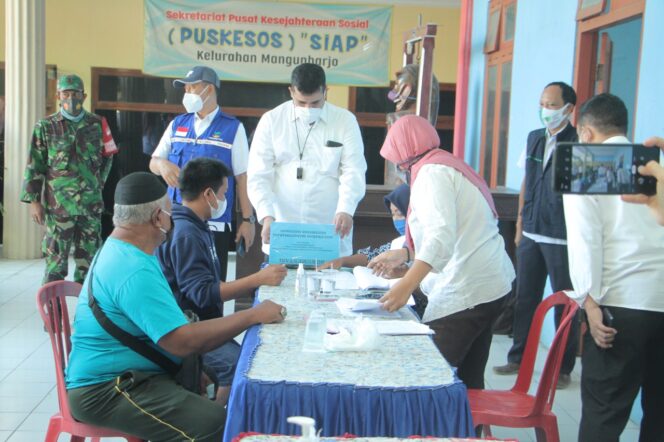 
Ribuan Masyarakat Kota Probolinggo Mendapat Bansos