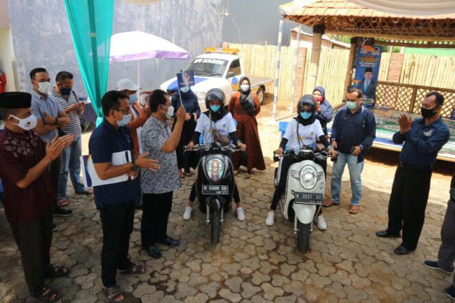 
Dua “Bidadari Cantik” di Kota Probolinggo Rela Antar Kiriman ke Masyarakat yang Jalani Isoman